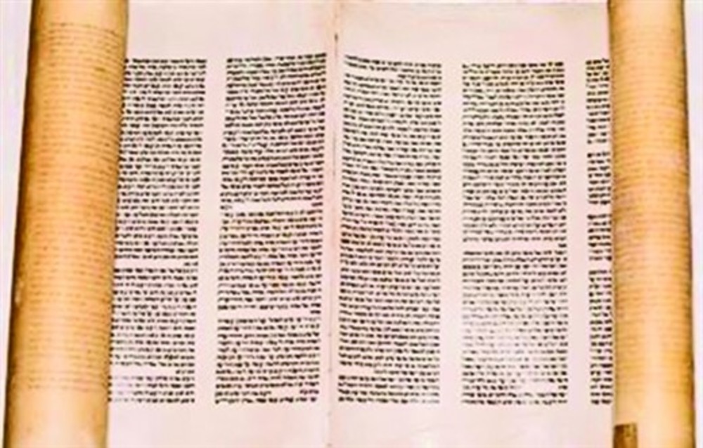 Shanghai Reform community receives  first Torah scroll from Brazil